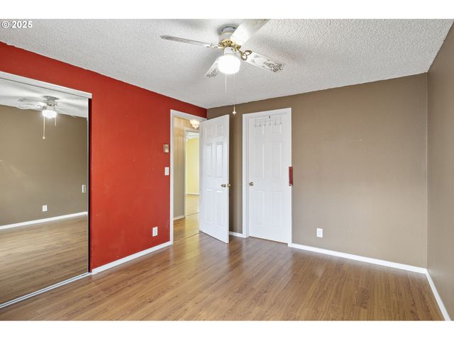 26 E 3RD St, Lowell, OR 97452