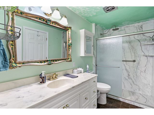 26 E 3RD St, Lowell, OR 97452