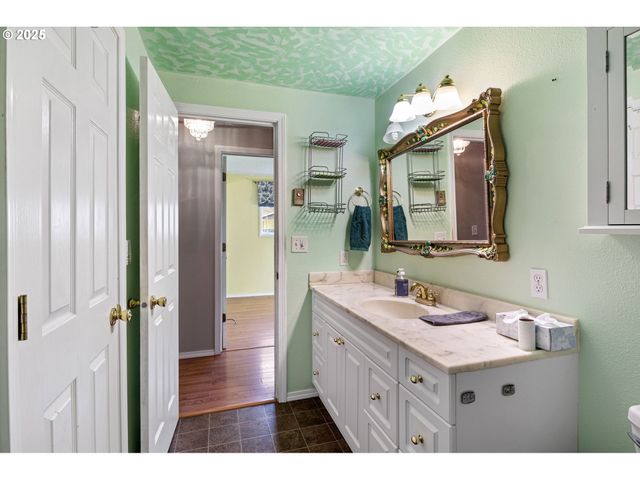 26 E 3RD St, Lowell, OR 97452