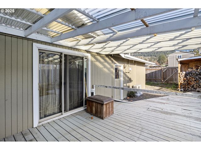 26 E 3RD St, Lowell, OR 97452