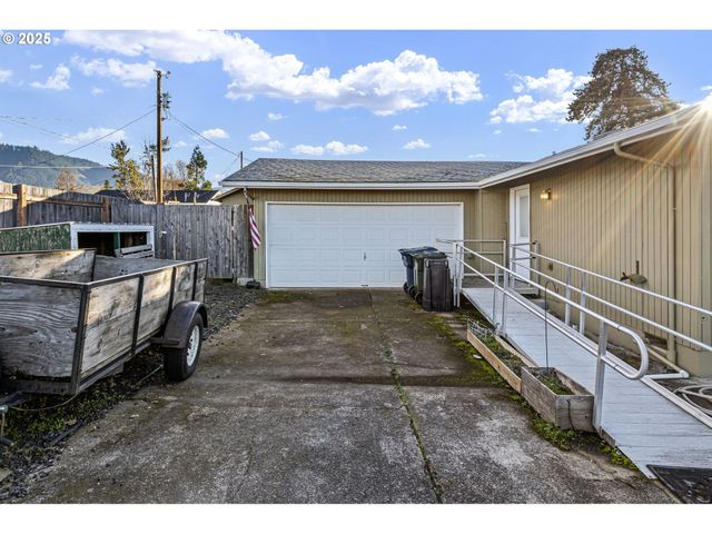 26 E 3RD St, Lowell, OR 97452