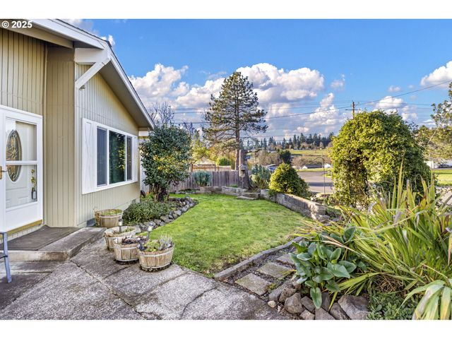 26 E 3RD St, Lowell, OR 97452