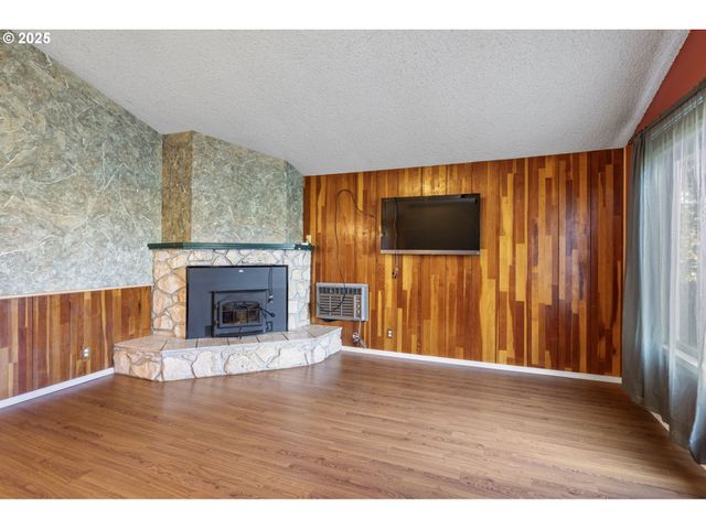 26 E 3RD St, Lowell, OR 97452