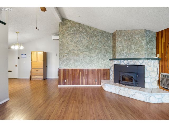 26 E 3RD St, Lowell, OR 97452