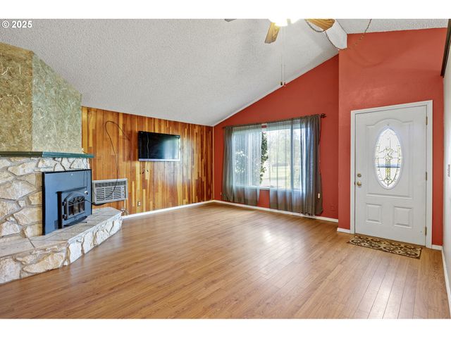 26 E 3RD St, Lowell, OR 97452