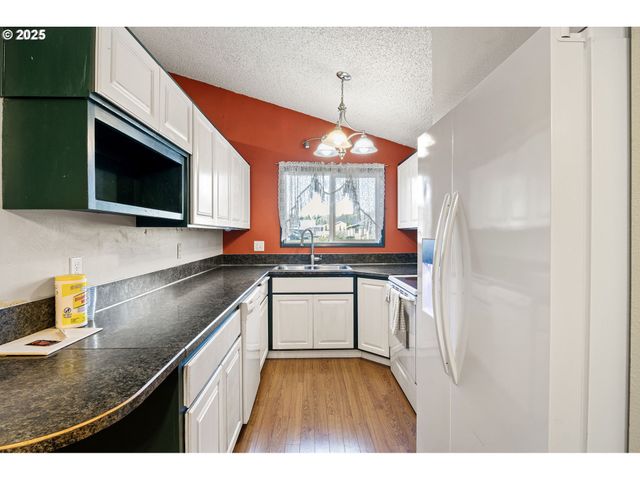 26 E 3RD St, Lowell, OR 97452