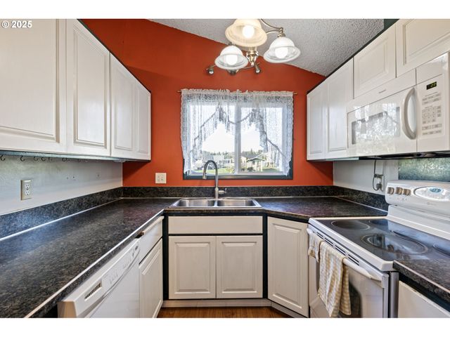 26 E 3RD St, Lowell, OR 97452