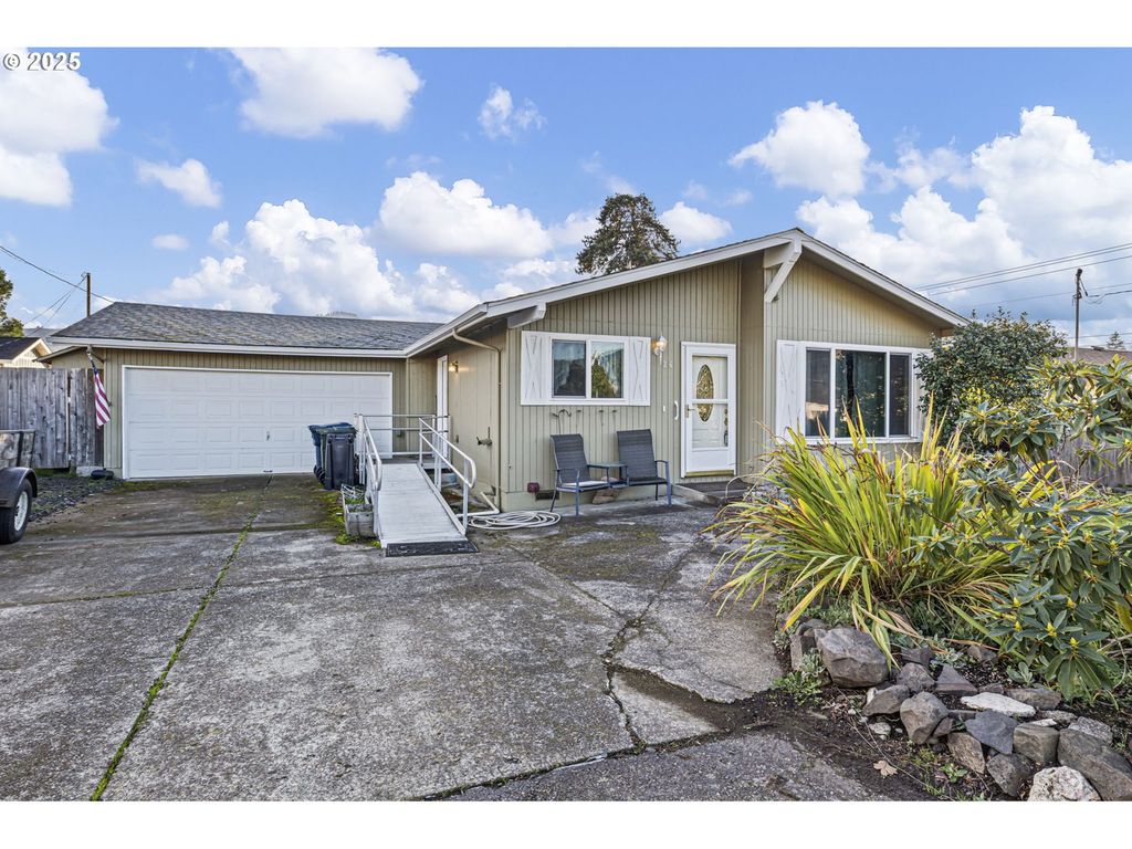 26 E 3RD St, Lowell, OR 97452