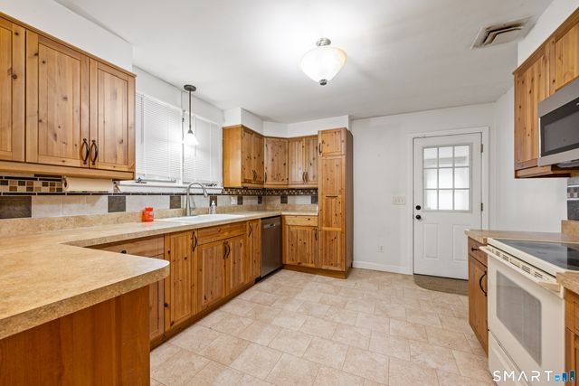 123 Windy Drive, Waterbury, CT 06705
