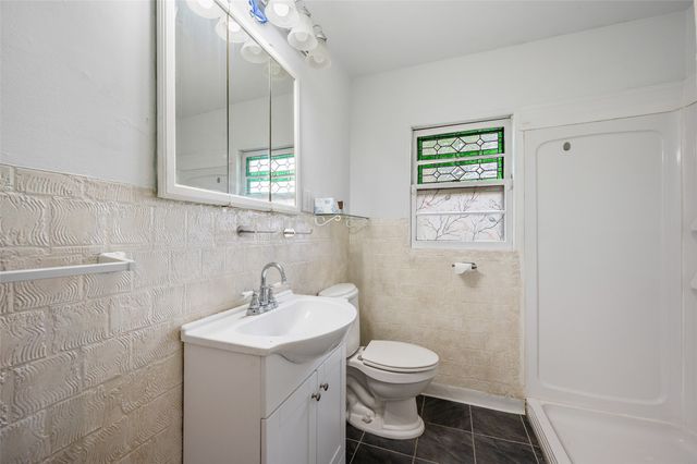 4255 NW 6th Drive, Des Moines, IA 50313