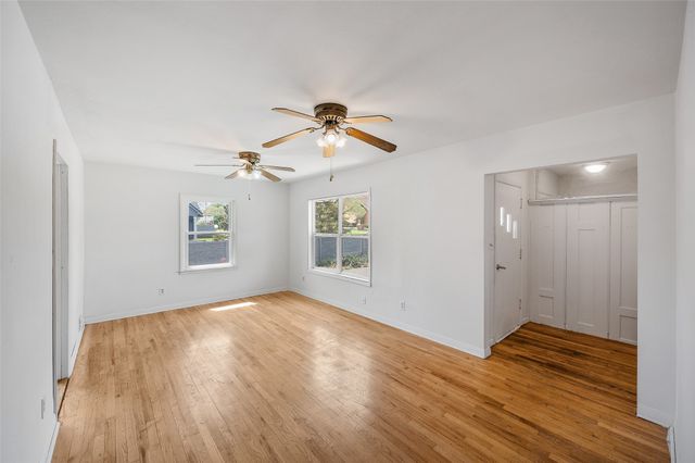 4255 NW 6th Drive, Des Moines, IA 50313