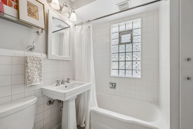 5227 W Berteau Avenue, Chicago, IL 60641