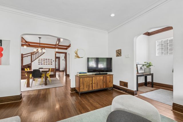 5227 W Berteau Avenue, Chicago, IL 60641