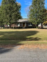 240 Carrie DR, Franklin, VA 23851