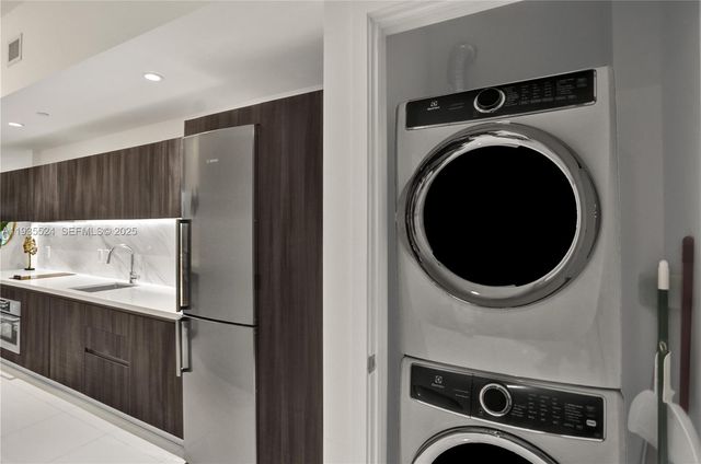 851 NE 1st Ave 202, Miami, FL 33132