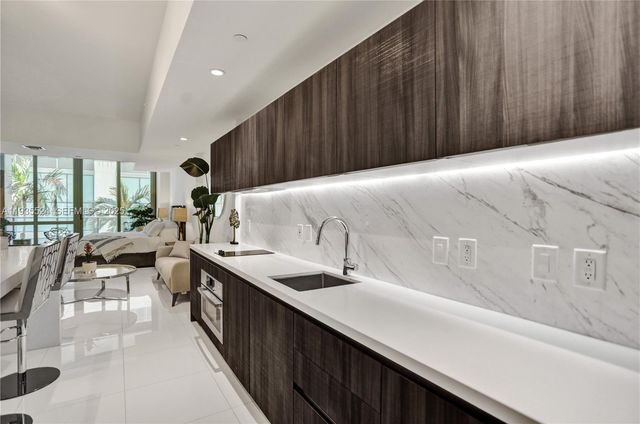 851 NE 1st Ave 202, Miami, FL 33132