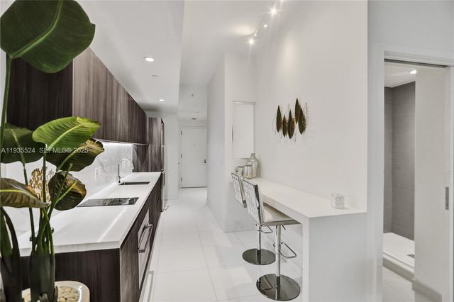 851 NE 1st Ave 202, Miami, FL 33132