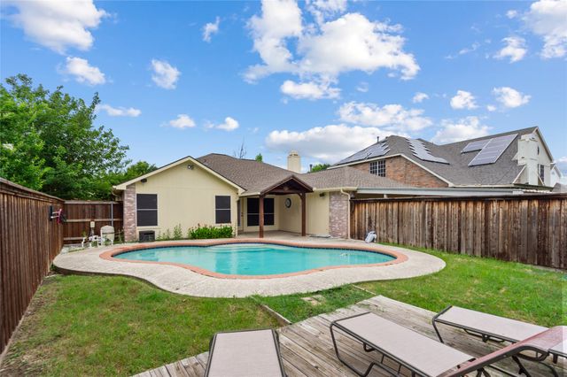2726 Crosslands Drive, Garland, TX 75040