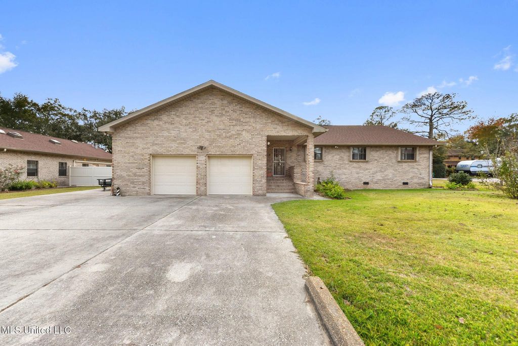 600 Vine Circle, Bay Saint Louis, MS 39520