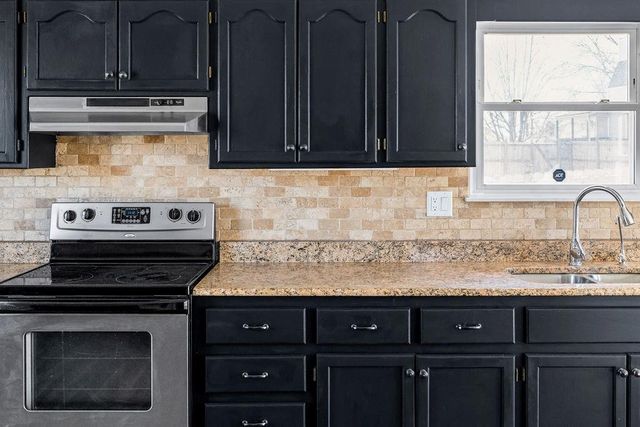 19115 E Roxsbury Lane, Independence, MO 64058