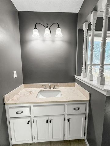 19115 E Roxsbury Lane, Independence, MO 64058