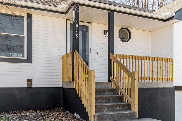 19115 E Roxsbury Lane, Independence, MO 64058