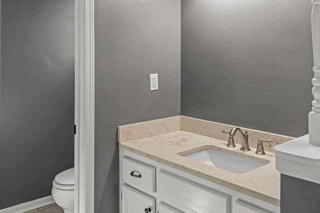 19115 E Roxsbury Lane, Independence, MO 64058