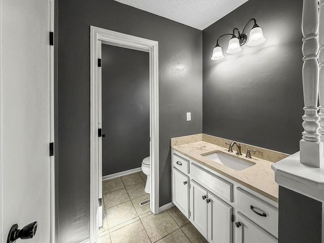 19115 E Roxsbury Lane, Independence, MO 64058