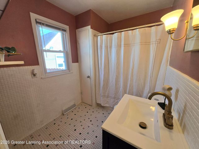 555 Tisdale Avenue, Lansing, MI 48910