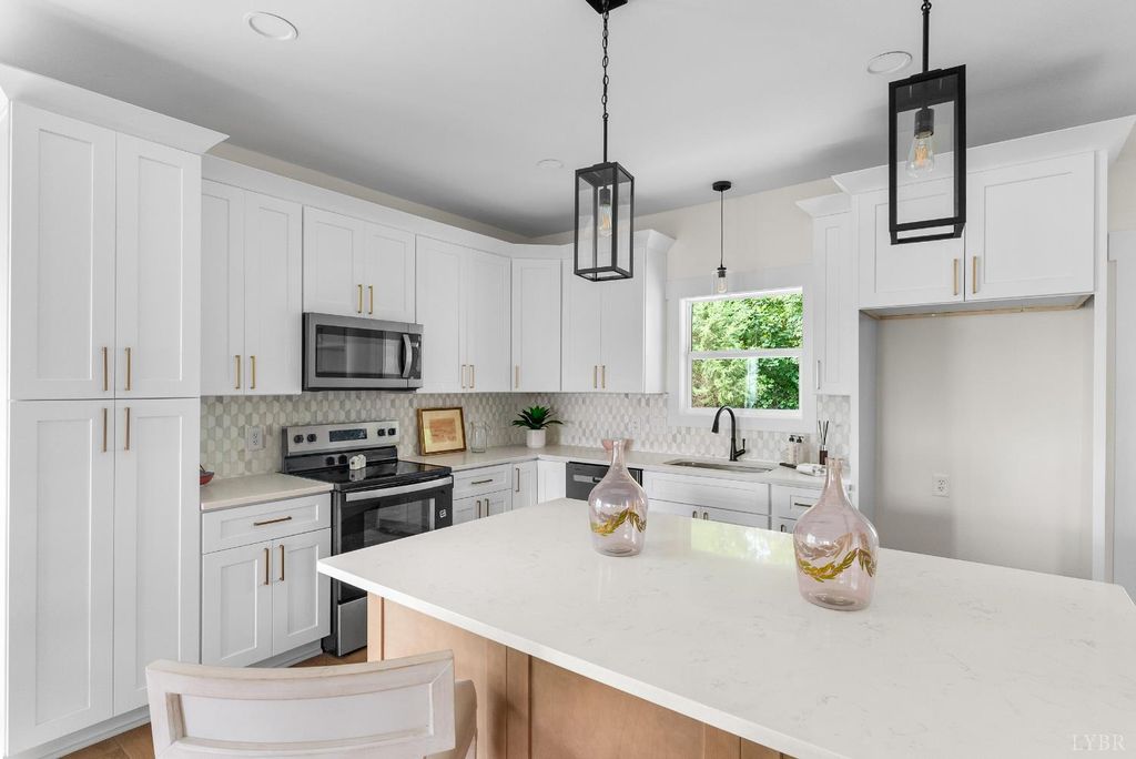 Image 13 of property listing at 1217 Snowfield Cir, Lynchburg, VA 24503