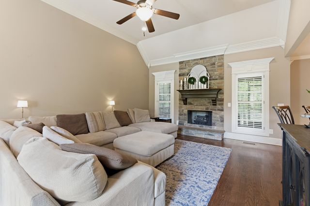 107 Avalon Bay Dr, Old Hickory, TN 37138