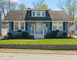 19 Lake Shore Dr, Weymouth, MA 02189