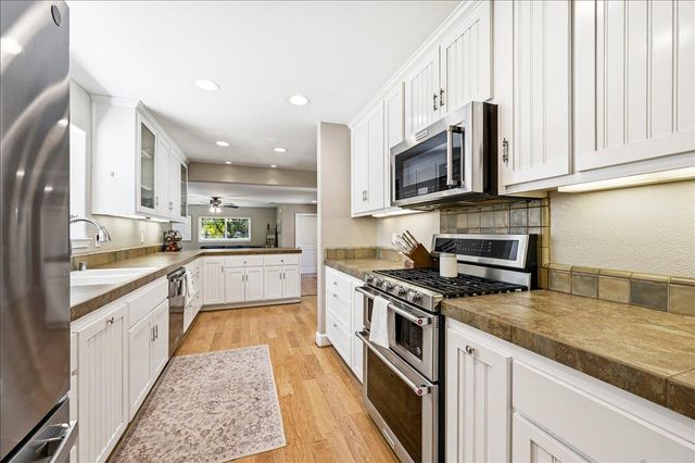 14240 Hollydale Rd, Grass Valley, CA 95945