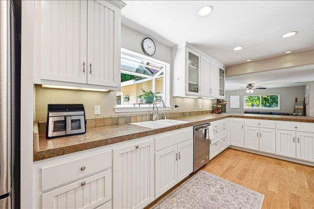 14240 Hollydale Rd, Grass Valley, CA 95945