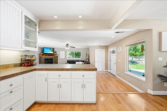 14240 Hollydale Rd, Grass Valley, CA 95945