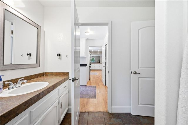 14240 Hollydale Rd, Grass Valley, CA 95945