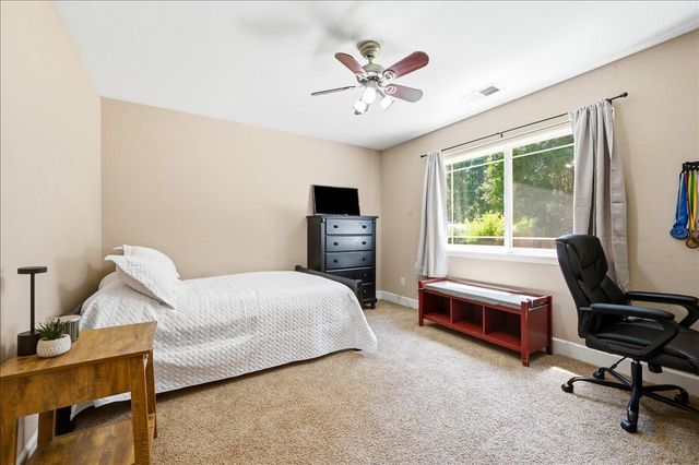 14240 Hollydale Rd, Grass Valley, CA 95945