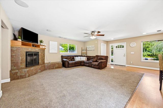14240 Hollydale Rd, Grass Valley, CA 95945
