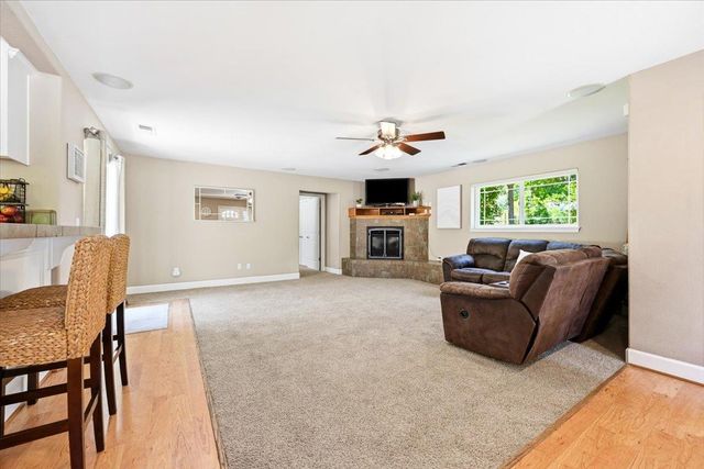 14240 Hollydale Rd, Grass Valley, CA 95945