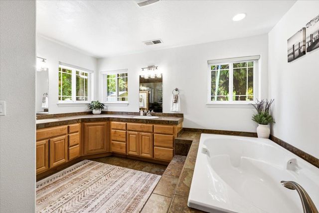 14240 Hollydale Rd, Grass Valley, CA 95945