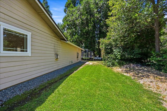 14240 Hollydale Rd, Grass Valley, CA 95945