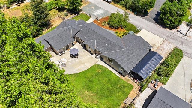 14240 Hollydale Rd, Grass Valley, CA 95945