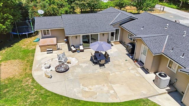 14240 Hollydale Rd, Grass Valley, CA 95945