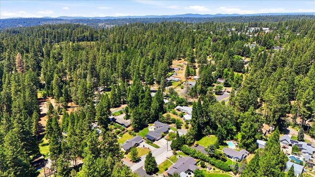 14240 Hollydale Rd, Grass Valley, CA 95945
