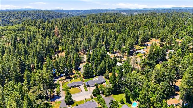 14240 Hollydale Rd, Grass Valley, CA 95945