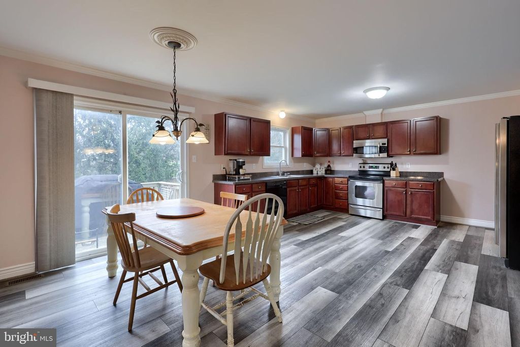 Image 10 of property listing at 401 HARMONY LN, Douglassville, PA 19518