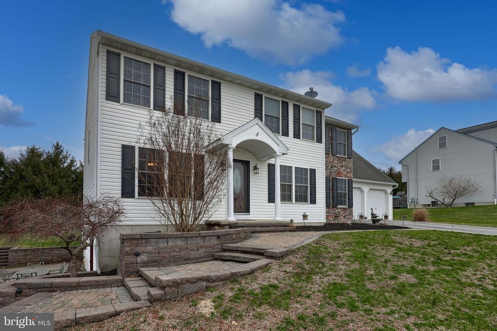 Image 2 of property listing at 401 HARMONY LN, Douglassville, PA 19518