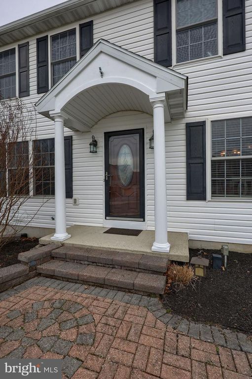 Image 3 of property listing at 401 HARMONY LN, Douglassville, PA 19518