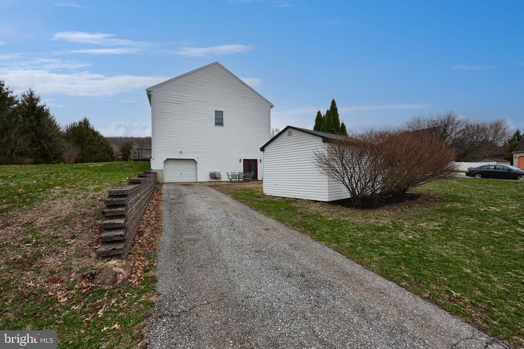 Image 41 of property listing at 401 HARMONY LN, Douglassville, PA 19518