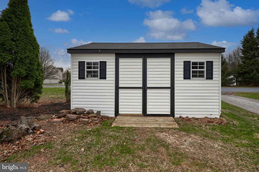 Image 43 of property listing at 401 HARMONY LN, Douglassville, PA 19518